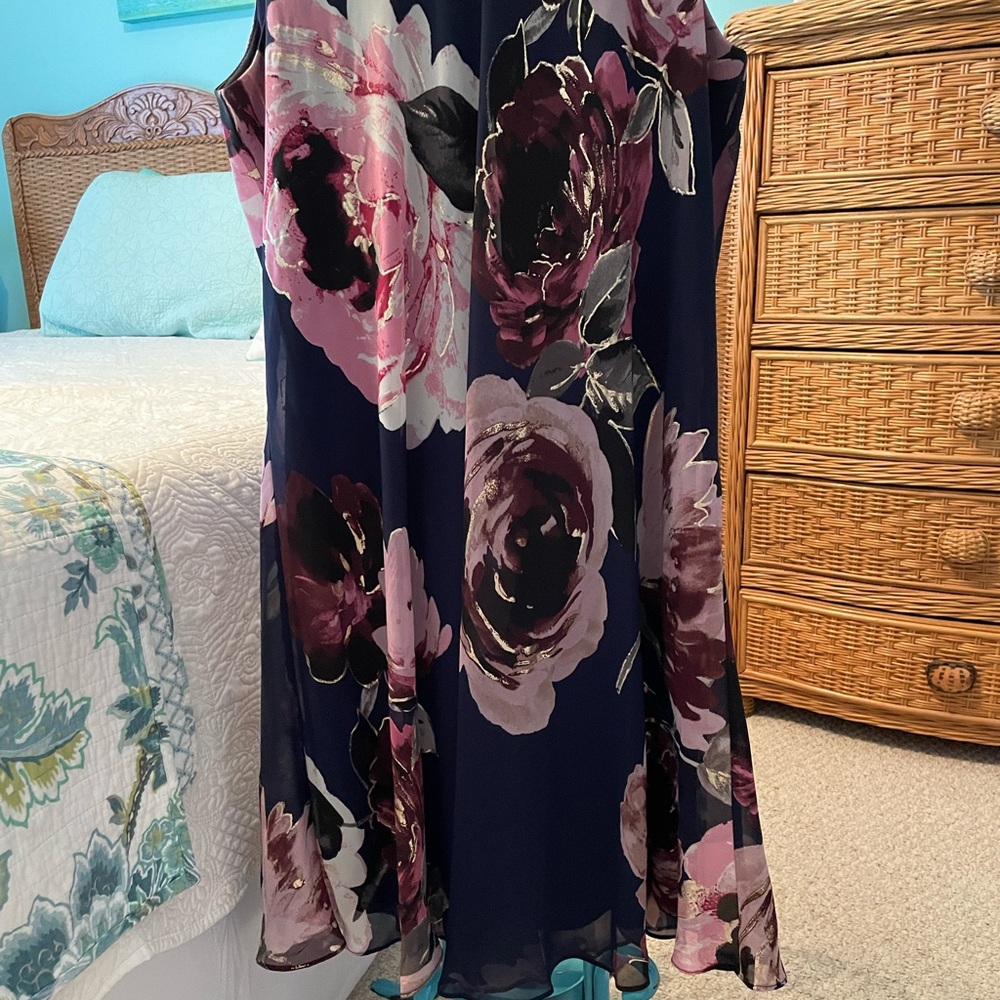 Beautiful navy dress w floral accents gold highlights. Size 14.